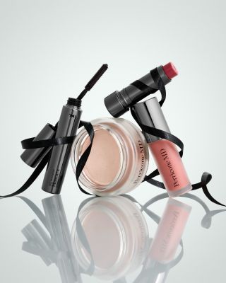 Darujte letos pod stromeček produkty z No Makeup řady, které nejen zdobí, ale také pečují. 🎄✨ ✔️ Multifunkční balzám pro...